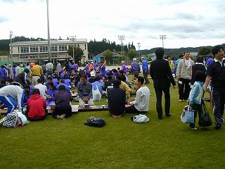 小学校、芝生広場での食事
